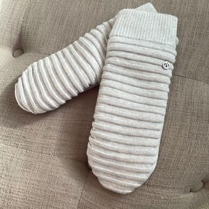 Lululemon Sweet And Sherpa Gray Knit Mittens